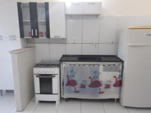 a kitchen with a stove and a stove top oven at Casa acolhedora - aluguel por temporada in Lençóis