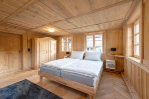 1 dormitorio con 1 cama grande en una habitación de madera en Ferienwohnung Gertrud, en Bezau