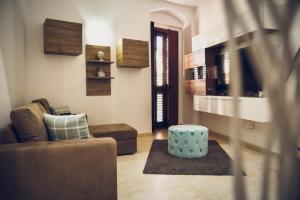 salon z kanapą i niebieską otomaną w obiekcie Casa dell arco Apartment w mieście Bari