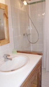 Kylpyhuone majoituspaikassa Appartements dans Chalet