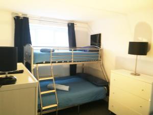 Двухъярусная кровать или двухъярусные кровати в номере My-Places Abbotsfield Court Townhouse