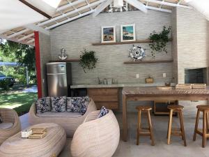 uma cozinha com uma mesa e algumas cadeiras e um balcão em Casa Complexo Costa do Sauípe na Costa do Sauípe