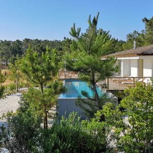 un'immagine di una casa con piscina di Campo de Arroz a Carvalhal