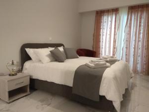 ein Schlafzimmer mit einem großen Bett mit weißer Bettwäsche in der Unterkunft V17 Syntagma Studio in Athen