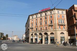 a building on the corner of a city street at People Travel Rooms in Bologna