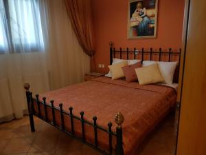 1 dormitorio con 1 cama grande y paredes de color naranja en Althea, en Skala Potamias