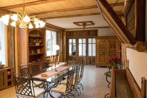 サン・モーリス・シュル・モセルにあるChez MARLYSE-chambres et Table d'hôtesの長いテーブルと椅子のあるダイニングルーム
