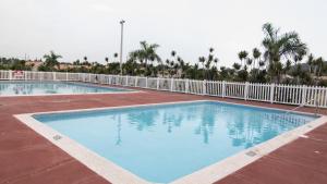 The Oasis II, Caymanas Country Club 내부 또는 인근 수영장