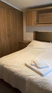 
A bed or beds in a room at Bude Seashore Caravan
