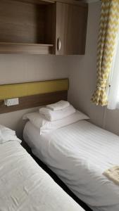 
A bed or beds in a room at Bude Seashore Caravan
