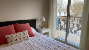 Posteľ alebo postele v izbe v ubytovaní JASALPI único apartamento delante del Lago de Banyoles