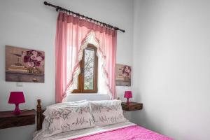 A bed or beds in a room at Casa Theoni