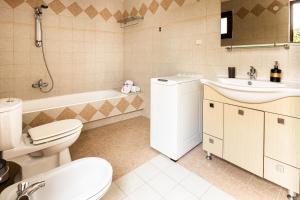 A bathroom at Casa Theoni