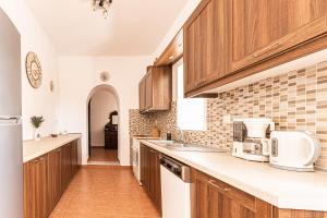A kitchen or kitchenette at Casa Theoni