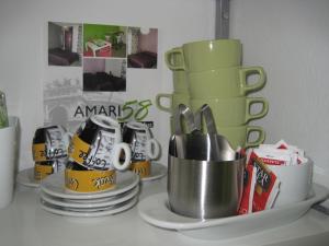 パレルモにあるBed & Breakfast Amari 58のカウンターの皿棚