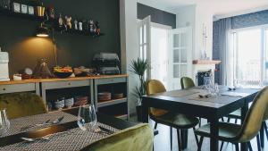 una sala da pranzo con tavolo e sedie e una cucina di Carmen Rooms -- Boutique B&B by the sea a Nerja