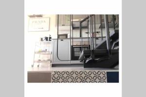 Habitación con cocina con nevera. en PRIMA CLASSE, en Desenzano del Garda