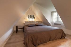 A bed or beds in a room at Cottage Normand