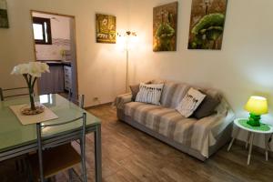 a living room with a couch and a table at Appartamento Camisa - Il Gelso in Camisa