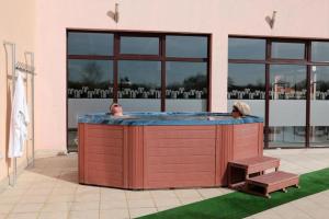 Hotel Spa Terma في ياغودا: حوض استحمام ساخن كبير في وسط المبنى