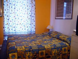 - une chambre avec un lit et une fenêtre avec un rideau dans l'établissement B&B&Courtesy, à Rome