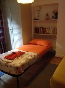 CimaにあるLe palme Antonellaの本棚付きの部屋のベッド1台
