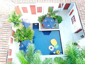 an overhead view of a swimming pool with umbrellas at La Vaina Cali in Cali
