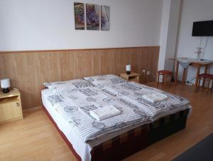 Кровать или кровати в номере Napsugár Vendégház
