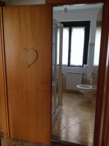 ein Bad mit einer Tür mit einem Herz darauf in der Unterkunft Le palme Antonella in Cima