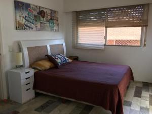 een slaapkamer met een groot bed en een raam bij Punta del Este, Uruguay , Península. 2 Dormitorios in Punta del Este +26 foto's