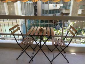 einen Tisch und zwei Stühle vor einem Fenster in der Unterkunft V17 Syntagma Studio in Athen