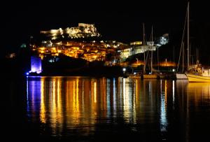 widok na port w nocy z łodziami w wodzie w obiekcie Hotel Residence Ampurias w mieście Castelsardo