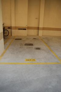 an empty room with a yellow line on the floor at Mediterrâneo 507 - Todo Equipado, Ar Condicionado, Churrasqueira na Varanda, Internet Fibra 600MB, Estacionamento Grátis in Cabo Frio