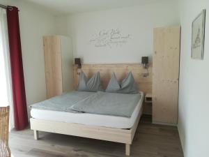un letto in una stanza con avertisementatronatronstrazionstrationstrationstrationstration di Gästehaus Tschertou a Ferlach