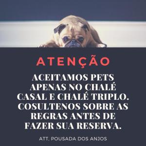 une affiche avec un chien pug derrière un panneau dans l'établissement Pousada dos Anjos, à São Pedro da Serra
