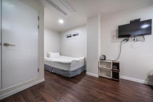 เตียงในห้องที่ MAYONE HOTEL Myeongdong