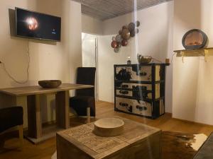 een woonkamer met een tafel en een televisie bij Haus Simmering in Obsteig