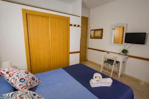 Łóżko lub łóżka w pokoju w obiekcie Hostal Guillot