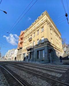 um edifício amarelo no lado de uma rua em K43 Rooms em Belgrado