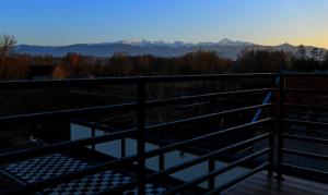 - une vue sur les montagnes depuis le balcon d'une maison dans l'établissement Pensiunea Natalia, à Toteşti
