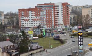 a city with tall buildings and a street with cars at Style Стильні апартаменти в ЖК "Варшавський" біля парку in Ternopilʼ