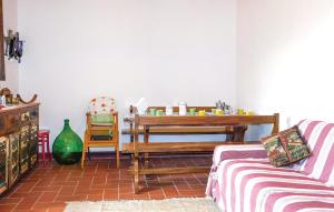 sala de estar con mesa y sofá en Casetta tre poderi appartamento Cactus en Monte Cucco