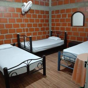 Säng eller sängar i ett rum på Hostal Villa Aurora