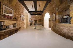 une grande cuisine avec un grand comptoir blanc dans l'établissement Ta' Kullarina Farmhouse with Private Pool in Island of Gozo, à Żebbuġ