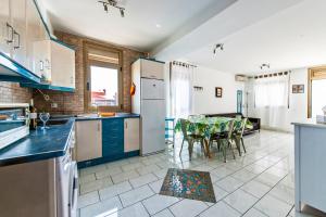 Η κουζίνα ή μικρή κουζίνα στο Ocean Breeze Apartment