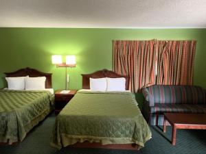 Postel nebo postele na pokoji v ubytování Gas Lite Motel Lawrenceville