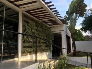 una casa blanca con una planta en la pared en NUMAR Hotel, en João Pessoa