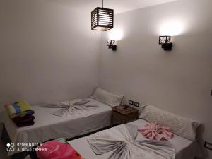 2 aparte bedden in een kamer met bij Venus Hostel in Caïro