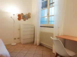 a bedroom with a desk and a chair and a window at MistrangeloHome 3 - Appartamento in Pieno Centro in Savona