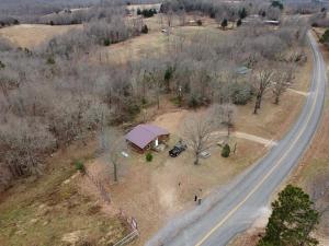 una vista aérea de una casa pequeña al lado de una carretera en Amish made cedar cabin with a loft on a buffalo farm close to the Buffalo River en Marshall